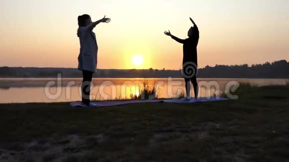 两位女士在日落湖做瑜伽呼吸练习视频的预览图