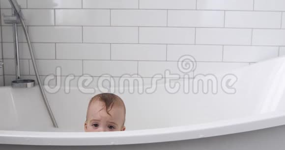 小男孩坐在浴缸里眼睛视频的预览图
