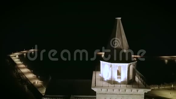 4k空降夜航空无人机拍摄的天主教会港口背景视频的预览图
