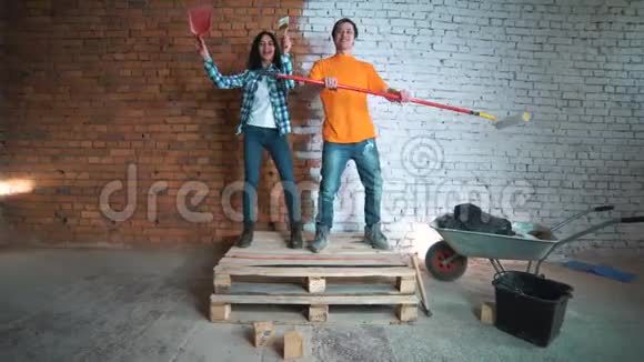 建筑工人和带工具的女孩在房子里修理尽情跳舞吧视频的预览图