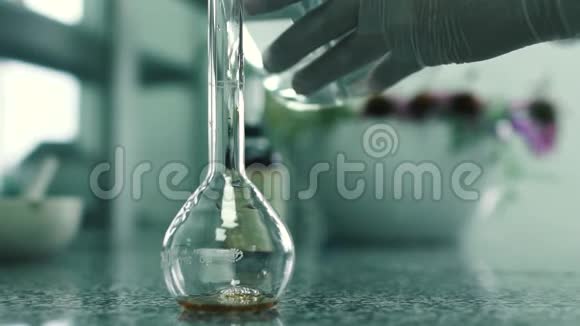 实验室助理把水倒进烧瓶视频的预览图