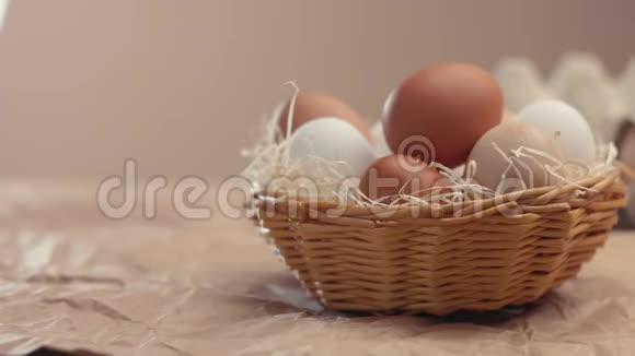 女人把鸡蛋放在篮子里再放一个视频的预览图