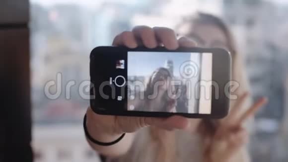 旅游博客hipster用手机自拍视频的预览图