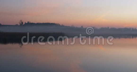 平静的日落在水面上前面有码头乡村景观视频的预览图