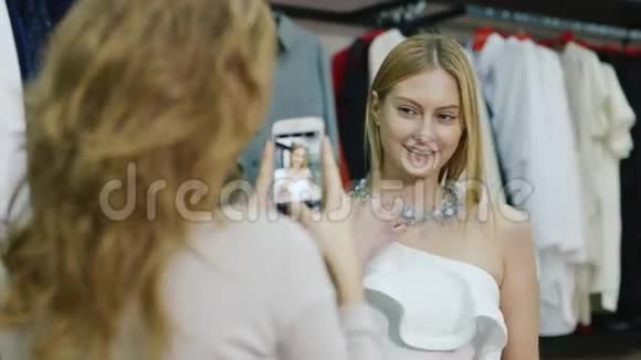 女朋友用你的手机拍照试穿项链和珠宝的女人她照片的朋友视频的预览图
