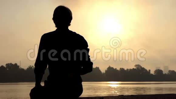 在夏天的傍晚在斯隆莫一个活泼的人看着太阳很快乐视频的预览图