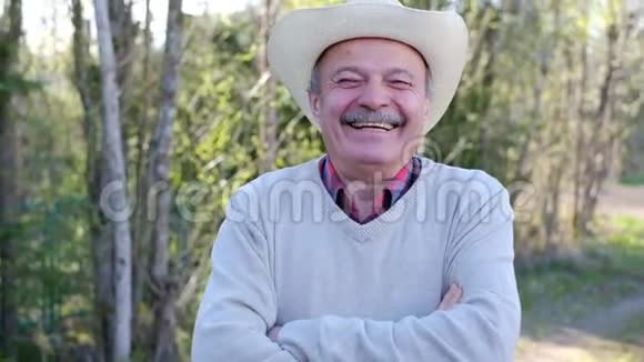 在大自然中微笑的老人视频的预览图