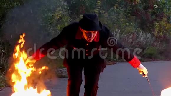 魔术师把两个火球转近在斯洛文尼亚的森林里的土地视频的预览图