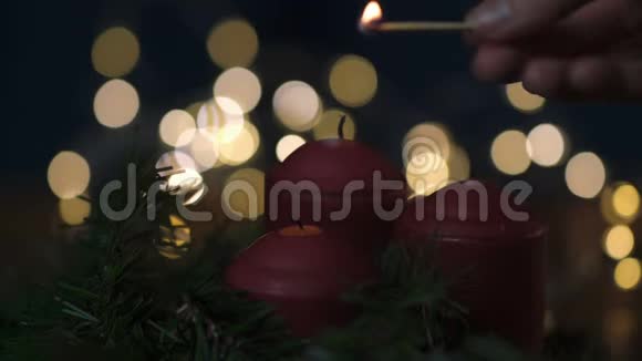 女人用火柴点燃红烛视频的预览图