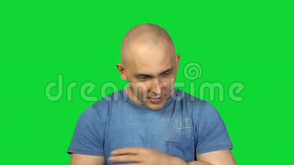 绿色背景上疲惫的秃头视频的预览图