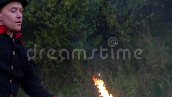 麻瓜用火击打两个金属风扇在懒汉的森林里闪闪发光视频的预览图