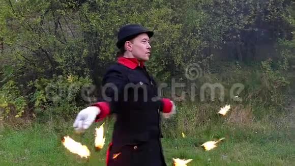 在秋天的时候库拉曼用火焰把两个金属扇子围起来视频的预览图