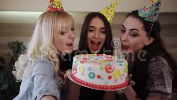 自拍女朋友咬蛋糕生日女孩视频的预览图