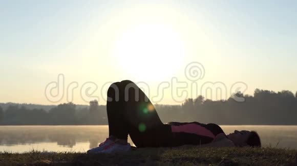 女人躺在湖岸上在邋遢中抬起屁股视频的预览图