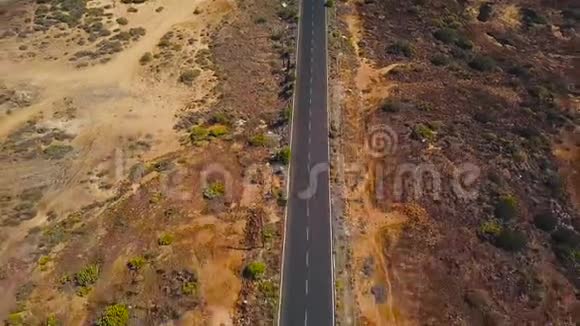 西班牙加那利群岛特内里费沙漠公路上的汽车俯视图视频的预览图