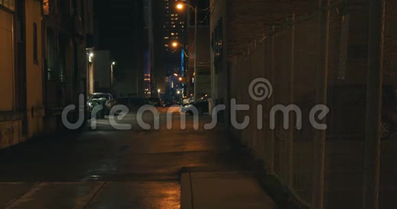 在晚上拍摄一条黑暗的小巷视频的预览图
