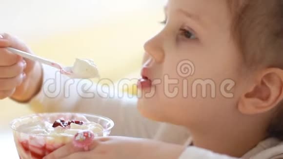 孩子们在咖啡馆里吃甜点吃冰淇淋的婴儿画像视频的预览图