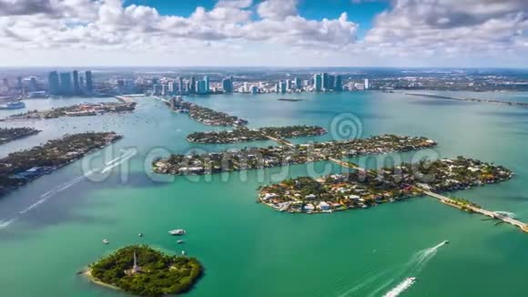 迈阿密佛罗里达州美国2019年1月空中无人机全景飞行超过迈阿密威尼斯群岛从上面视频的预览图