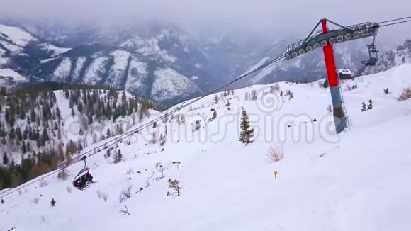 奥地利EbenseeFeuerkogel山的薄雾天气视频的预览图