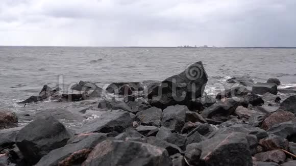 海浪拍打着海岸上的岩石造成了飞溅视频的预览图