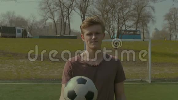 足球场上足球运动员的肖像视频的预览图
