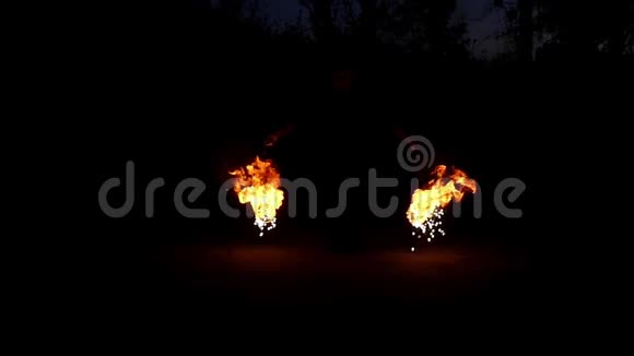 麻瓜们在夜间活动缓慢地赤手空拳地举起两个大火球视频的预览图