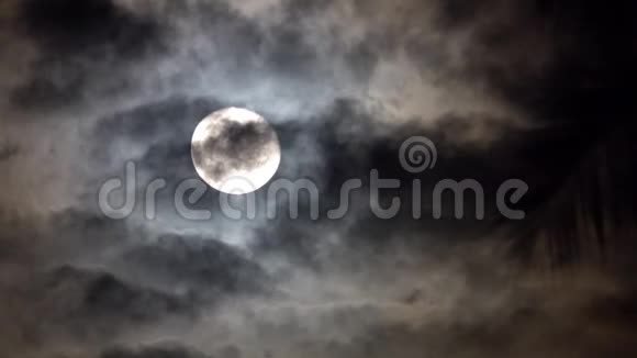 在神秘的黑暗夜空满月万圣节的幽灵主题月光下的戏剧性云团视频的预览图
