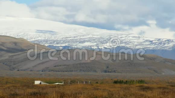 巨大的冰岛冰川之舌覆盖着古老的冰和灰烬在阳光明媚的秋天的天气里观看视频的预览图