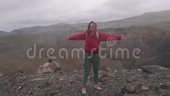 雨中的女孩在山口上一个人背着背包的旅行者视频的预览图
