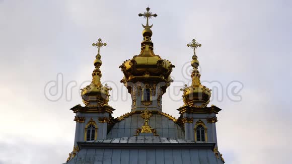 教堂上有十字架的金色圆顶视频的预览图