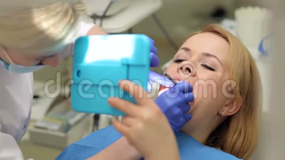 女孩在看牙医时照镜子视频的预览图