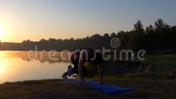 年轻女子在日落时以俯卧撑姿势奔跑视频的预览图