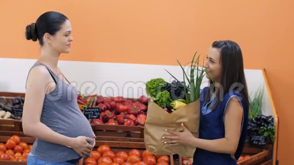 孕妇吃蔬菜视频的预览图