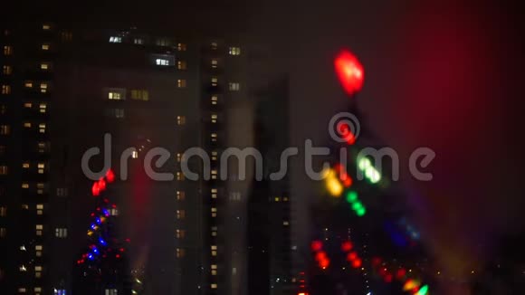 窗外圣诞树的倒影视频的预览图