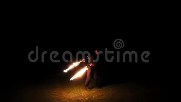 在斯隆莫的夜店里年轻人把点燃的火炬转过来视频的预览图