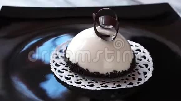 黑色盘子里的白慕斯蛋糕视频的预览图