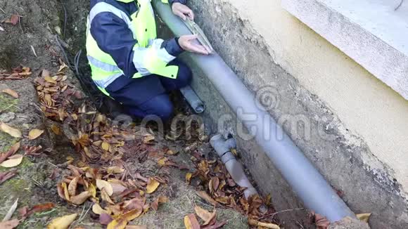 一名女水管工检查水管的水平位置是否固定视频的预览图