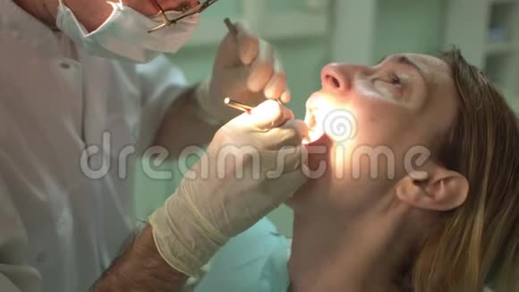 牙科诊所为女性病人治疗牙齿视频的预览图