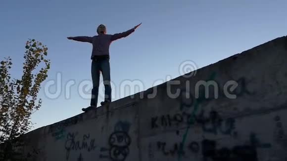 危险的人在基辅的一个高建筑工地上过着快乐的生活视频的预览图