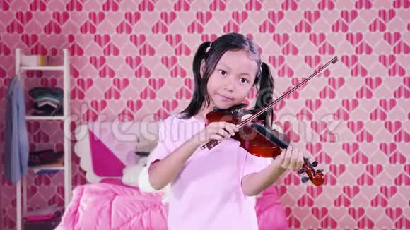 在卧室拉小提琴的女孩视频的预览图
