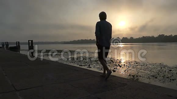 在斯隆莫的日落时分年轻人沿着德尼伯河岸快乐地走视频的预览图