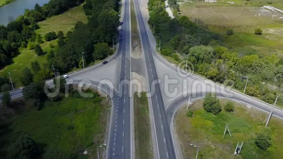 通过十字路口的交通速度视频的预览图