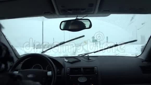 在下雪的日子开车旅行视频的预览图