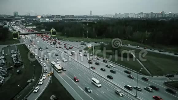 大公路交叉口拥堵道路交通的鸟瞰图视频的预览图