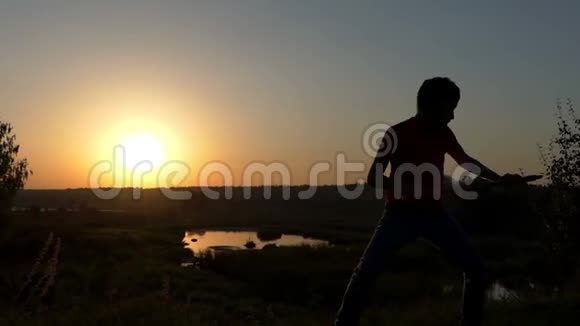 秋日日落时小男孩在湖岸打功夫视频的预览图