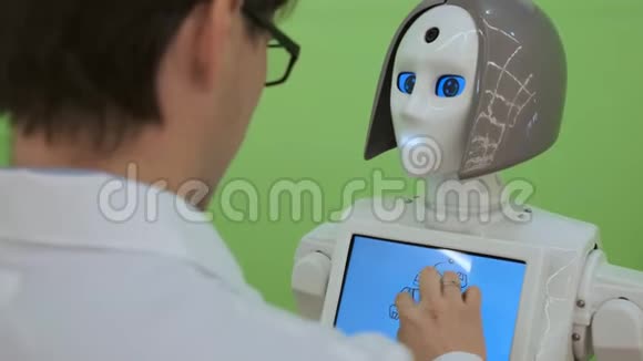电子工程师从事机器人结构与平板慢动作未来派机器人概念视频的预览图