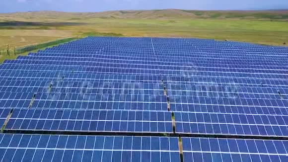 太阳能发电厂美丽乡村景观清洁能源电池板的空中横向运动视图视频的预览图