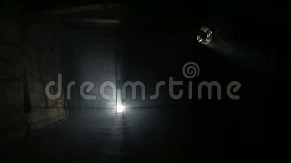 暗室在烟雾地下室车库视频的预览图