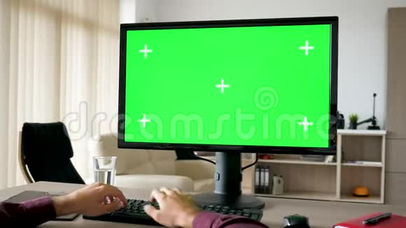 第一人称视图人手打字电脑键盘与大绿色屏幕色度模拟视频的预览图
