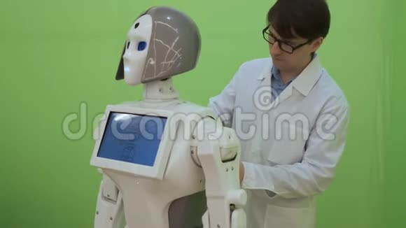 电子工程师从事机器人结构与平板慢动作未来派机器人概念视频的预览图